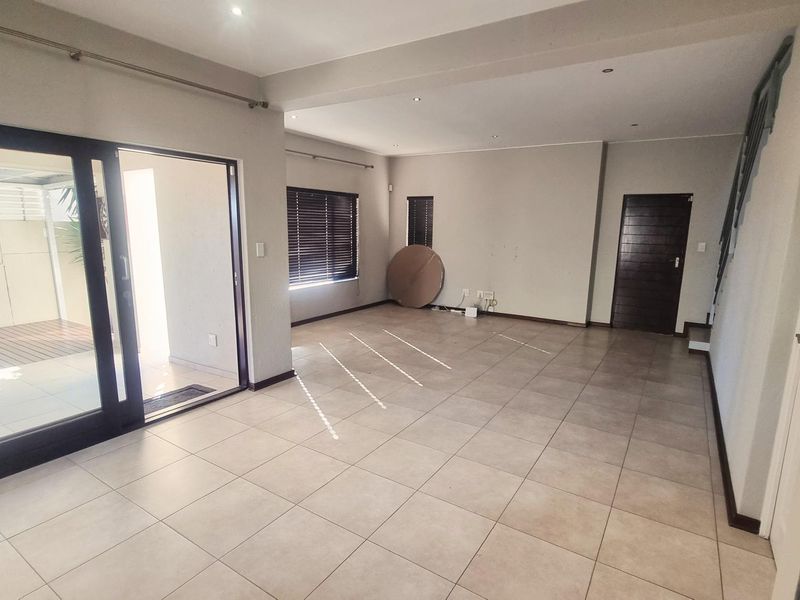 A CONTEMPORARY DOUBLE STOREY HOME FOR SALE IN BROADACRES FOR R 2,389,000 - Photo 5