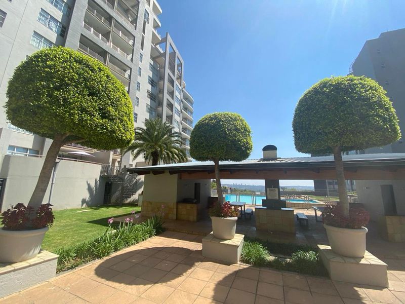 2 Beds - 2 Baths - FULLY FURNISHED Apartment is a perfect lock-up & go-in very secure building - Photo 7