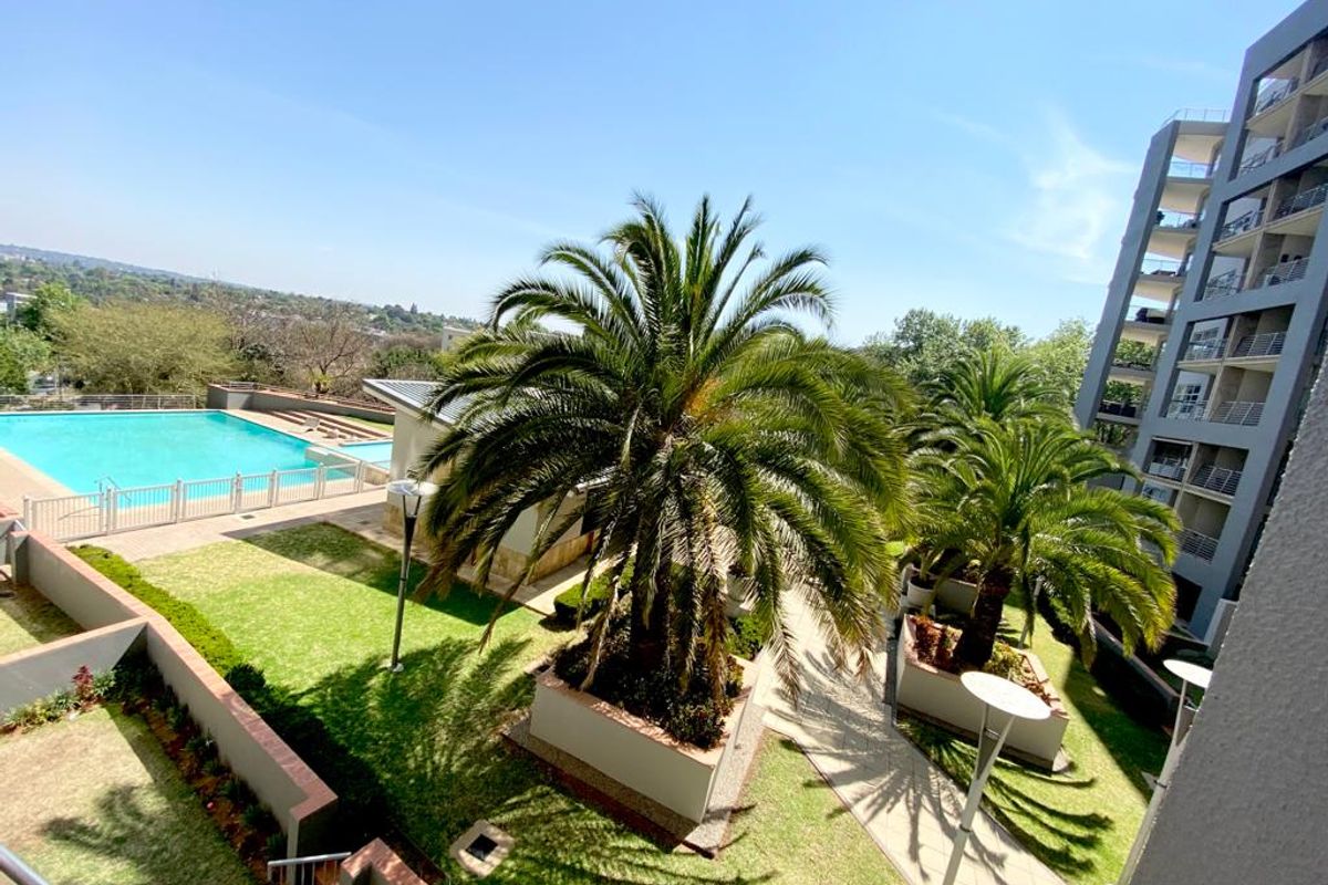 2 Beds - 2 Baths - FULLY FURNISHED Apartment is a perfect lock-up & go-in very secure building - Photo 2