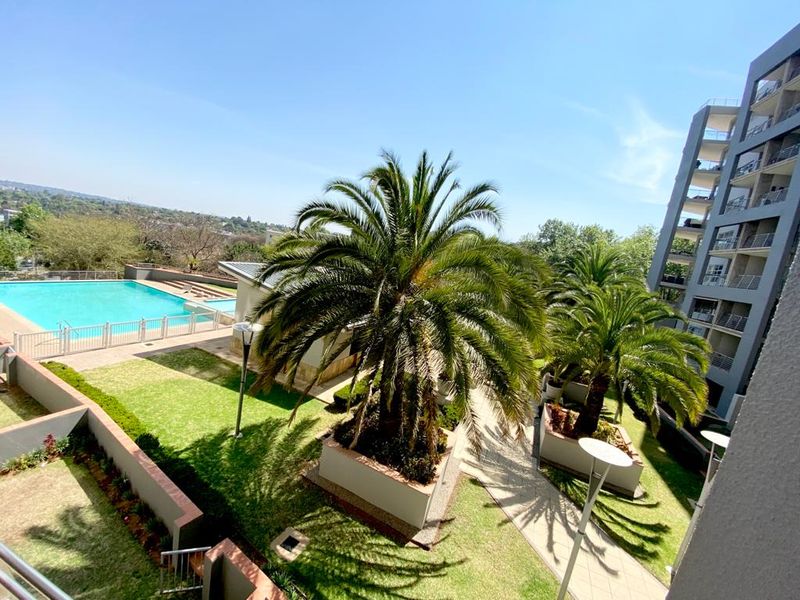 2 Beds - 2 Baths - FULLY FURNISHED Apartment is a perfect lock-up & go-in very secure building - Photo 2