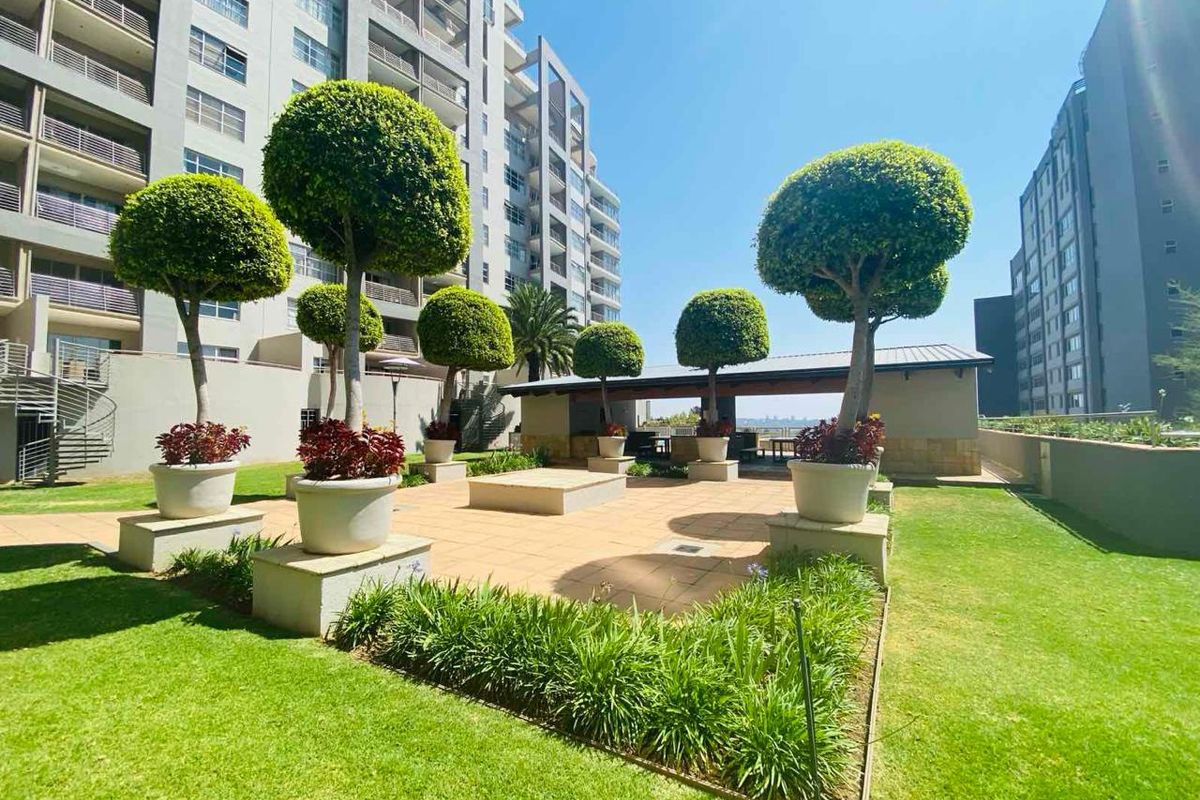 2 Beds - 2 Baths - FULLY FURNISHED Apartment is a perfect lock-up & go-in very secure building - Photo 4