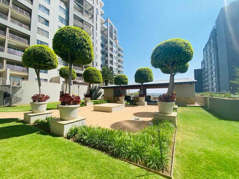 2 Beds - 2 Baths - FULLY FURNISHED Apartment is a perfect lock-up & go-in very secure building - Photo 4