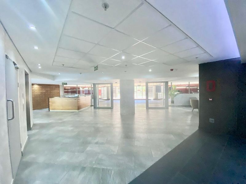 2 Beds - 2 Baths - FULLY FURNISHED Apartment is a perfect lock-up & go-in very secure building - Photo 10