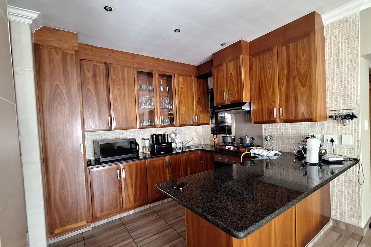 Stunning 4-Bedroom House in Thatchfield Hills - Photo 5