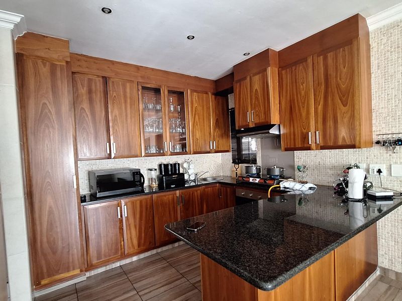 Stunning 4-Bedroom House in Thatchfield Hills - Photo 5