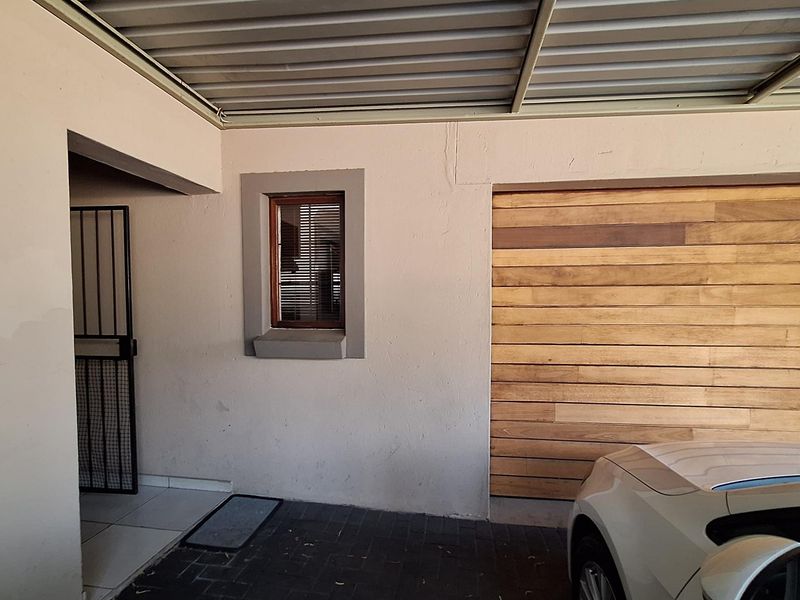 Stunning 4-Bedroom House in Thatchfield Hills - Photo 4