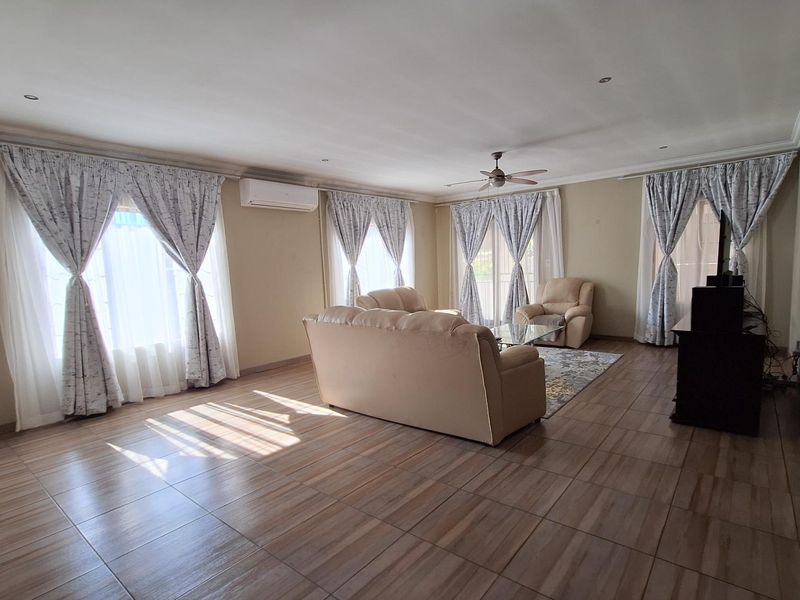 Stunning 4-Bedroom House in Thatchfield Hills - Photo 10