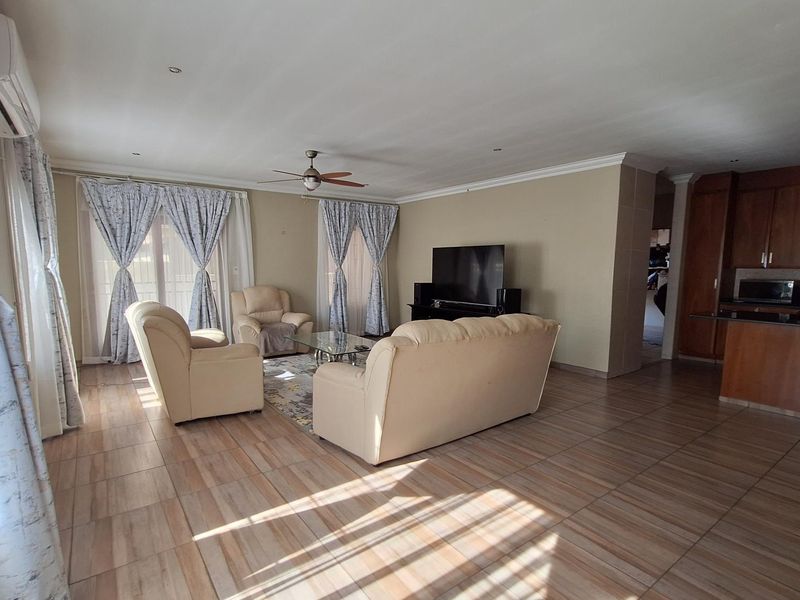 Stunning 4-Bedroom House in Thatchfield Hills - Photo 9