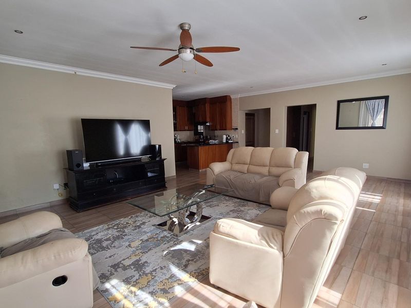 Stunning 4-Bedroom House in Thatchfield Hills - Photo 8