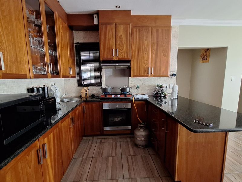 Stunning 4-Bedroom House in Thatchfield Hills - Photo 6