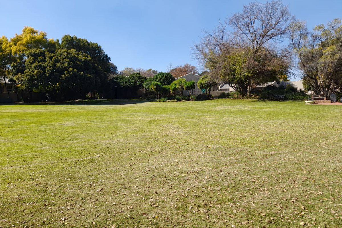 Prime Location! 3bed, 2 Bath in Die Hoewes! - Photo 3