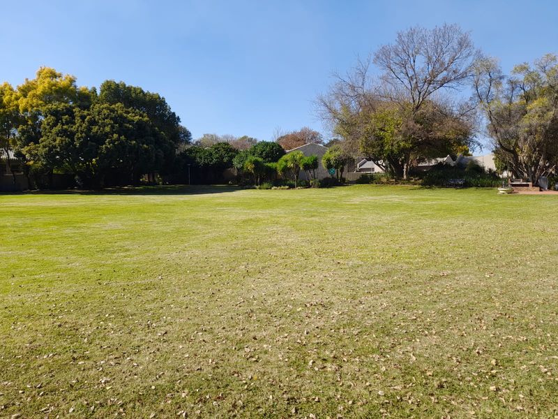 Prime Location! 3bed, 2 Bath in Die Hoewes! - Photo 3