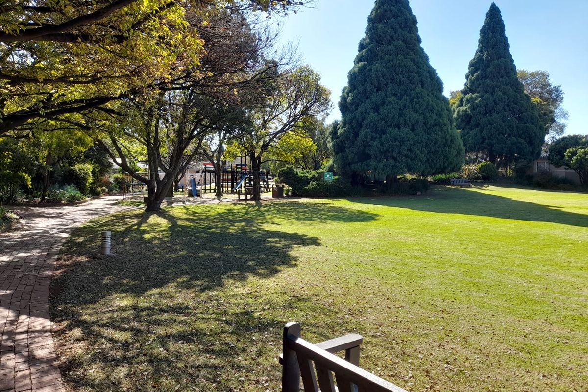 Prime Location! 3bed, 2 Bath in Die Hoewes! - Photo 4