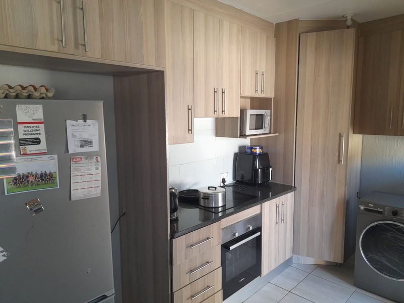 Prime Location! 3bed, 2 Bath in Die Hoewes! - Photo 10