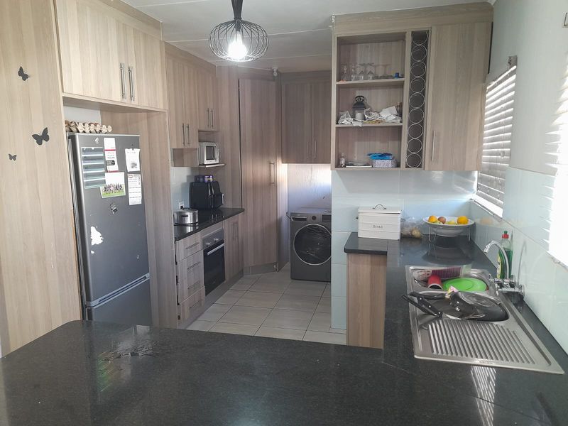 Prime Location! 3bed, 2 Bath in Die Hoewes! - Photo 8