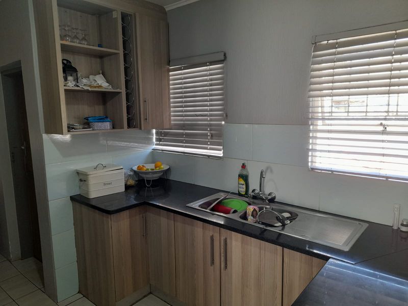 Prime Location! 3bed, 2 Bath in Die Hoewes! - Photo 9