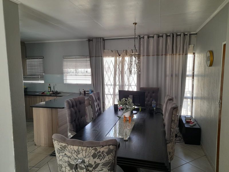 Prime Location! 3bed, 2 Bath in Die Hoewes! - Photo 7
