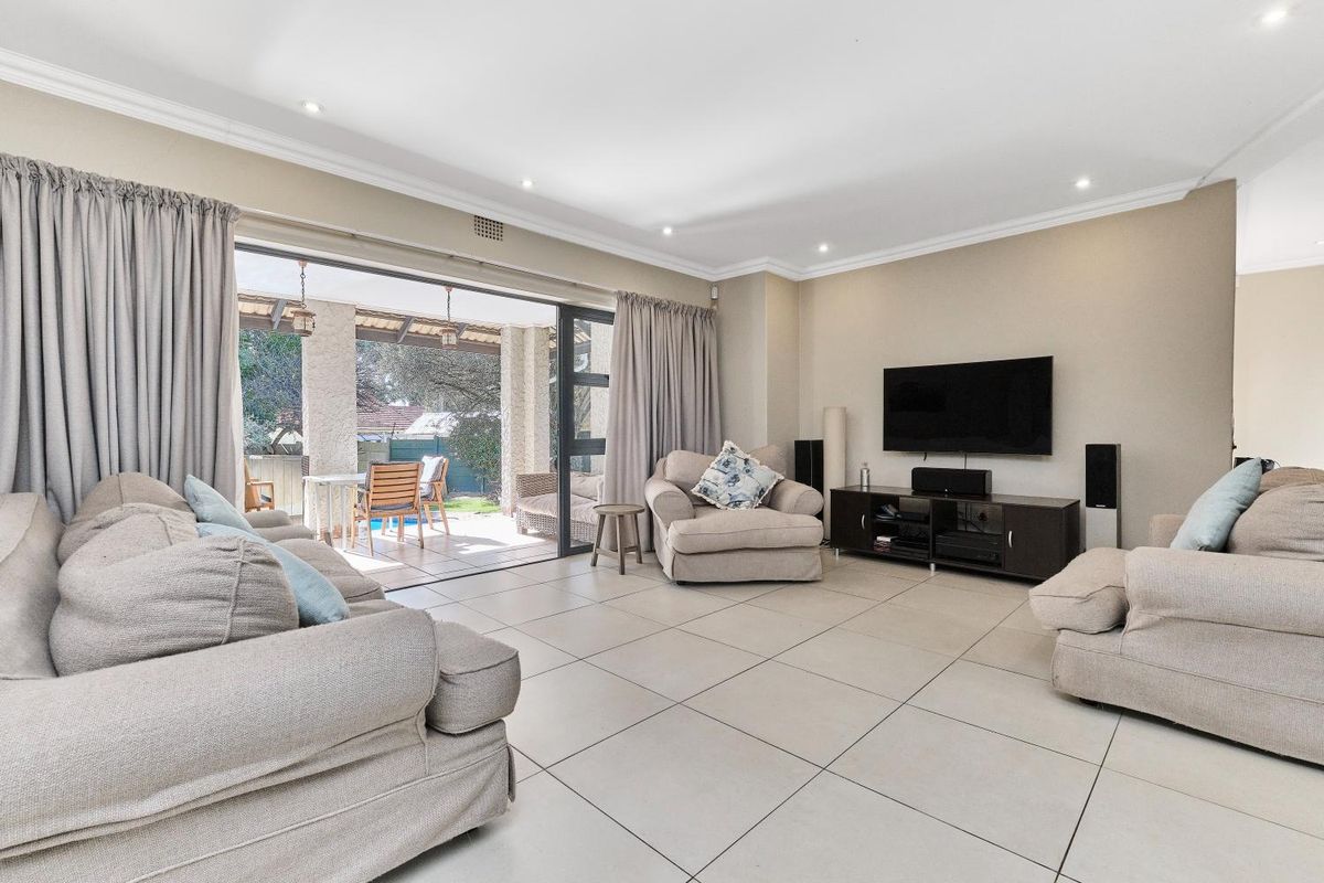 Elegant Family Living with Solar Power and Flatlet in Leafy Suburb - Photo 5