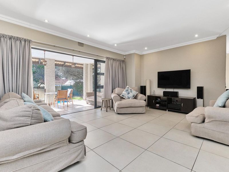 Elegant Family Living with Solar Power and Flatlet in Leafy Suburb - Photo 5