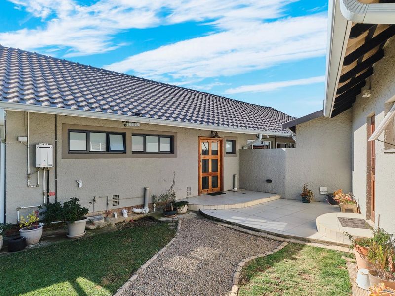 Elegant Family Living with Solar Power and Flatlet in Leafy Suburb - Photo 9