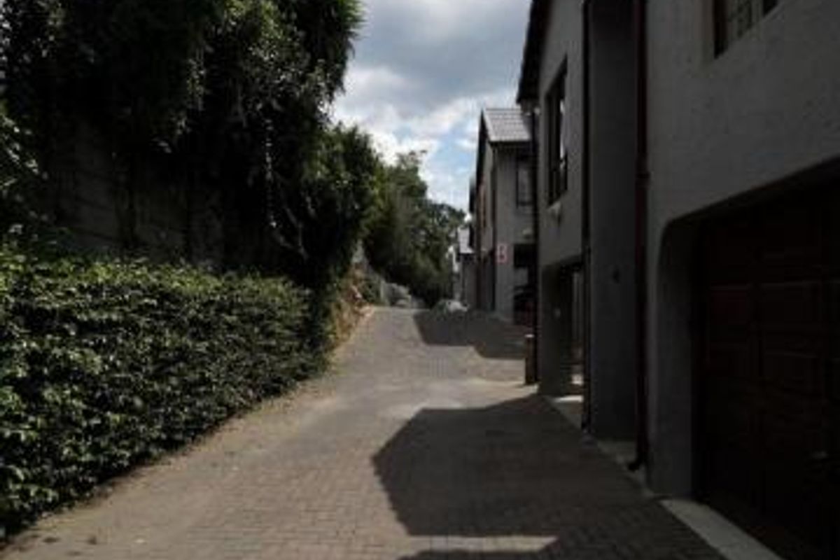 Simplex Townhouse For Sale - Photo 2