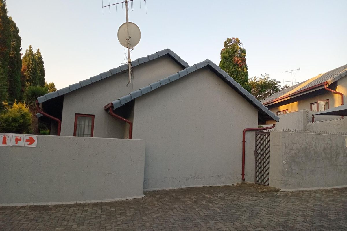 Simplex Townhouse For Sale - Photo 3