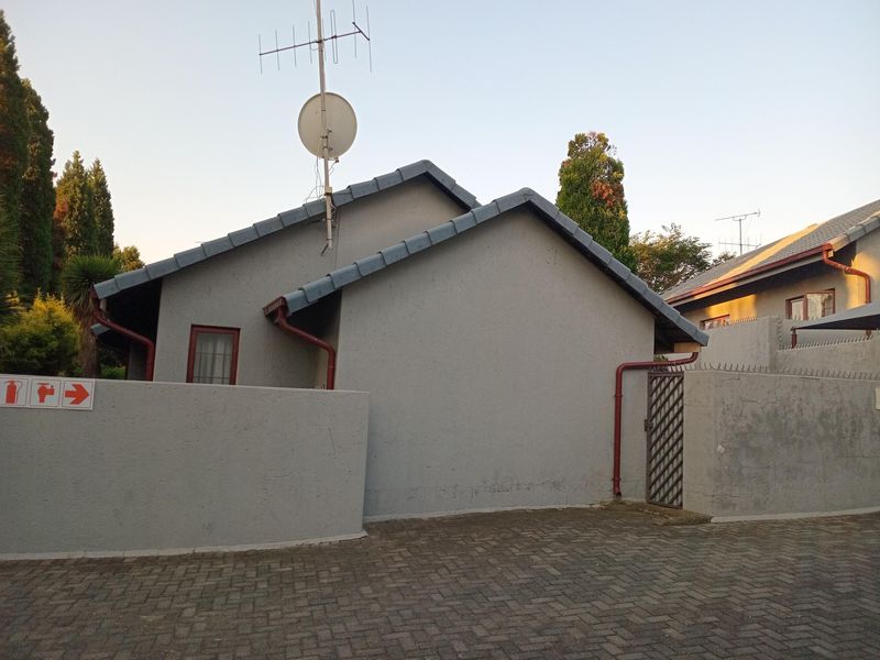 Simplex Townhouse For Sale - Photo 3