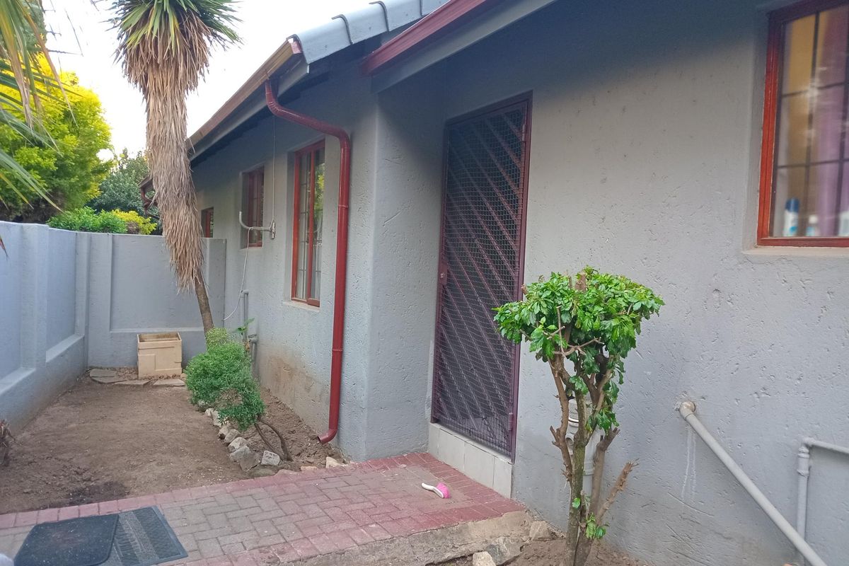 Simplex Townhouse For Sale - Photo 4