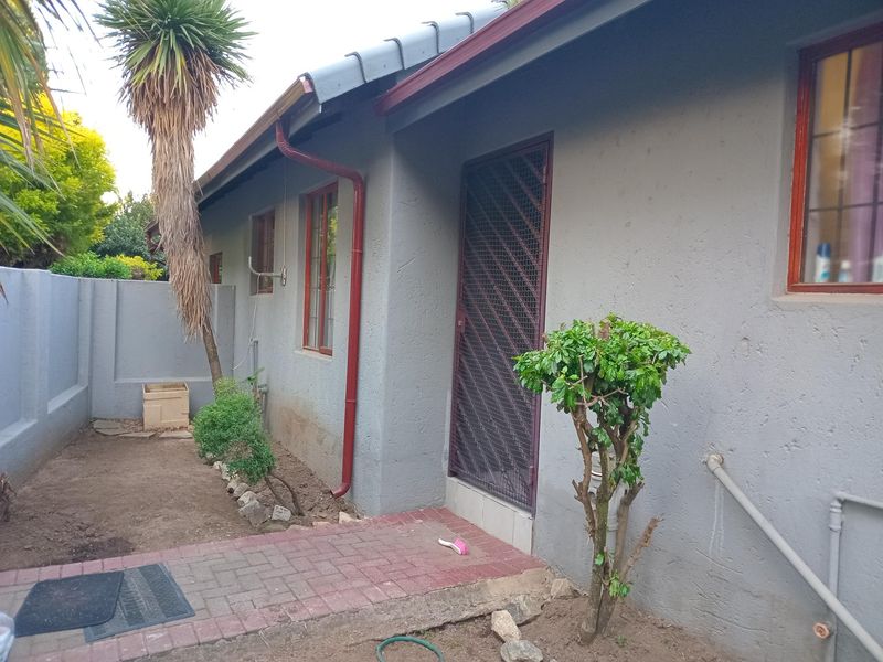 Simplex Townhouse For Sale - Photo 4