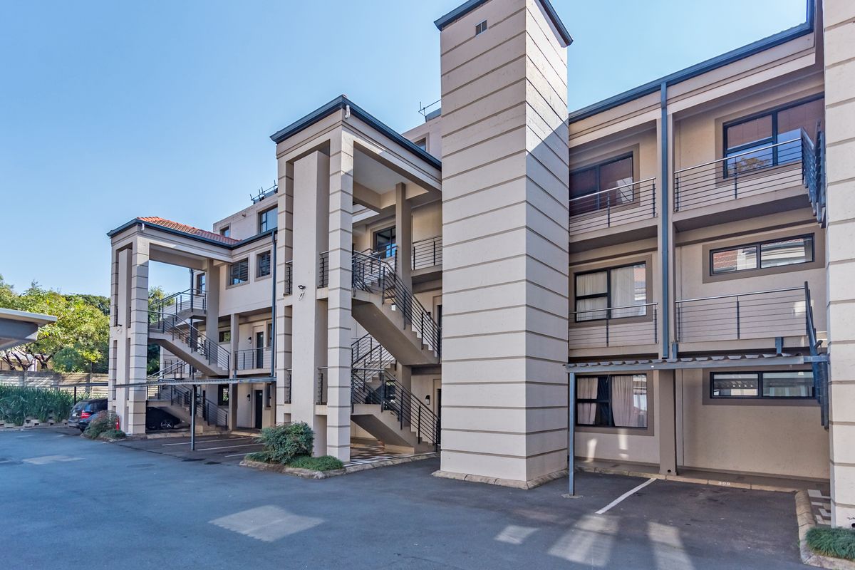 PRISTINE 1 BED 1.5 BATH APARTMENT IN SECURE COMPLEX.  IDEAL INVESTMENT PROPERTY!! - Photo 3