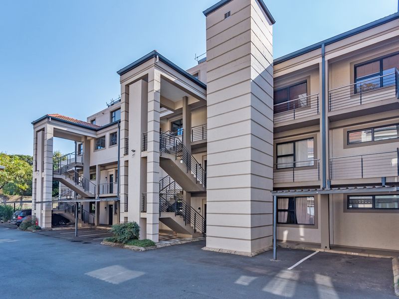 PRISTINE 1 BED 1.5 BATH APARTMENT IN SECURE COMPLEX.  IDEAL INVESTMENT PROPERTY!! - Photo 3