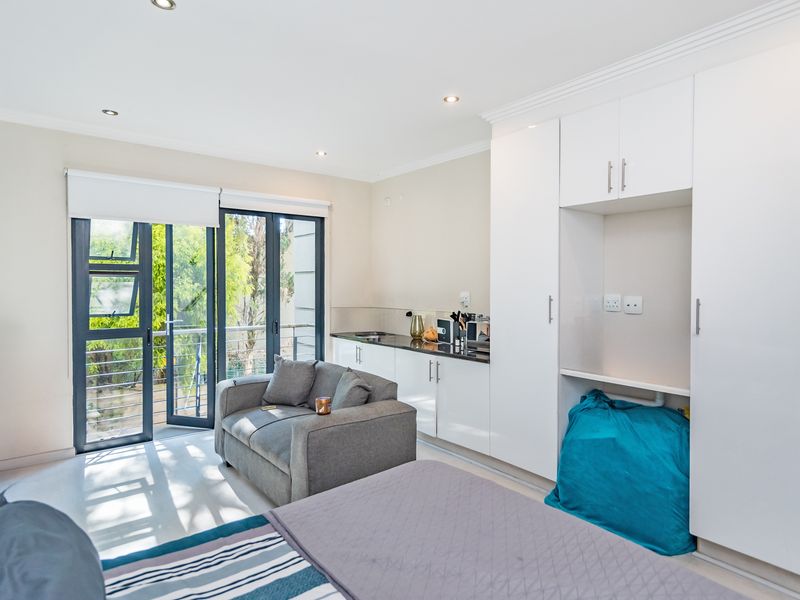 PRISTINE 1 BED 1.5 BATH APARTMENT IN SECURE COMPLEX.  IDEAL INVESTMENT PROPERTY!! - Photo 8