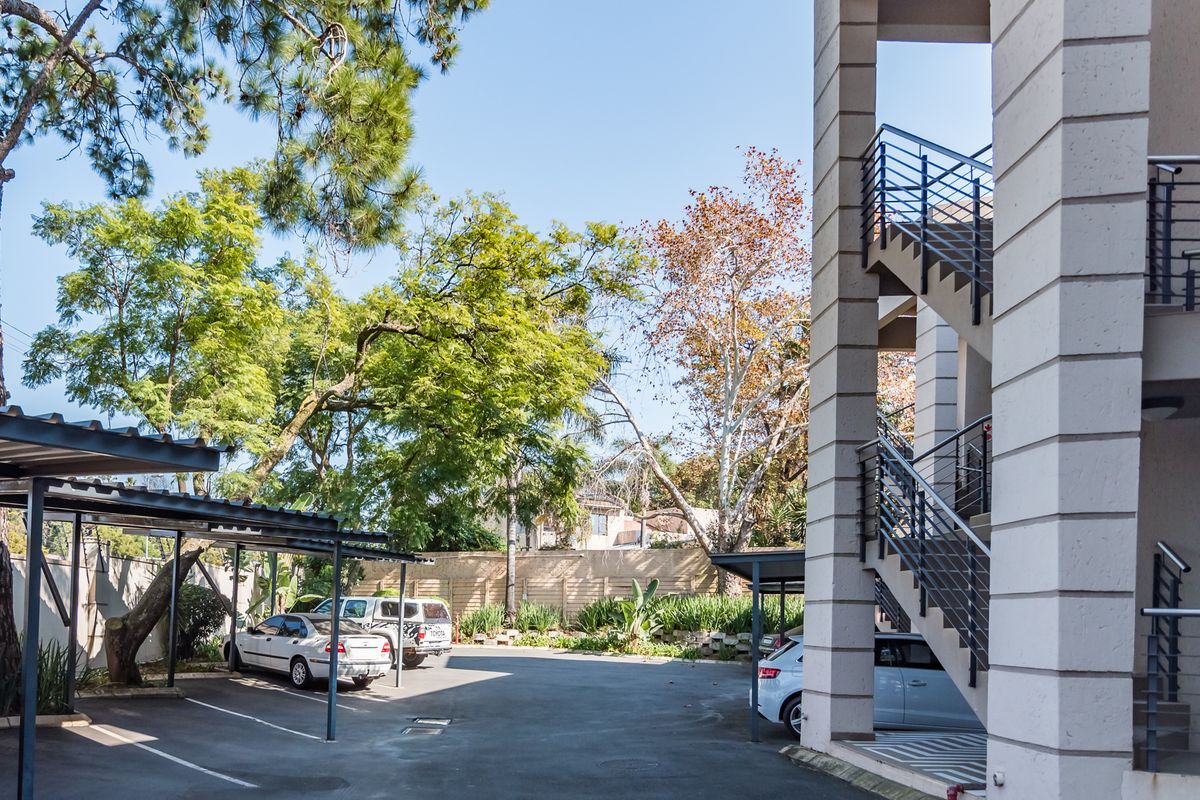 PRISTINE 1 BED 1.5 BATH APARTMENT IN SECURE COMPLEX.  IDEAL INVESTMENT PROPERTY!! - Photo 2