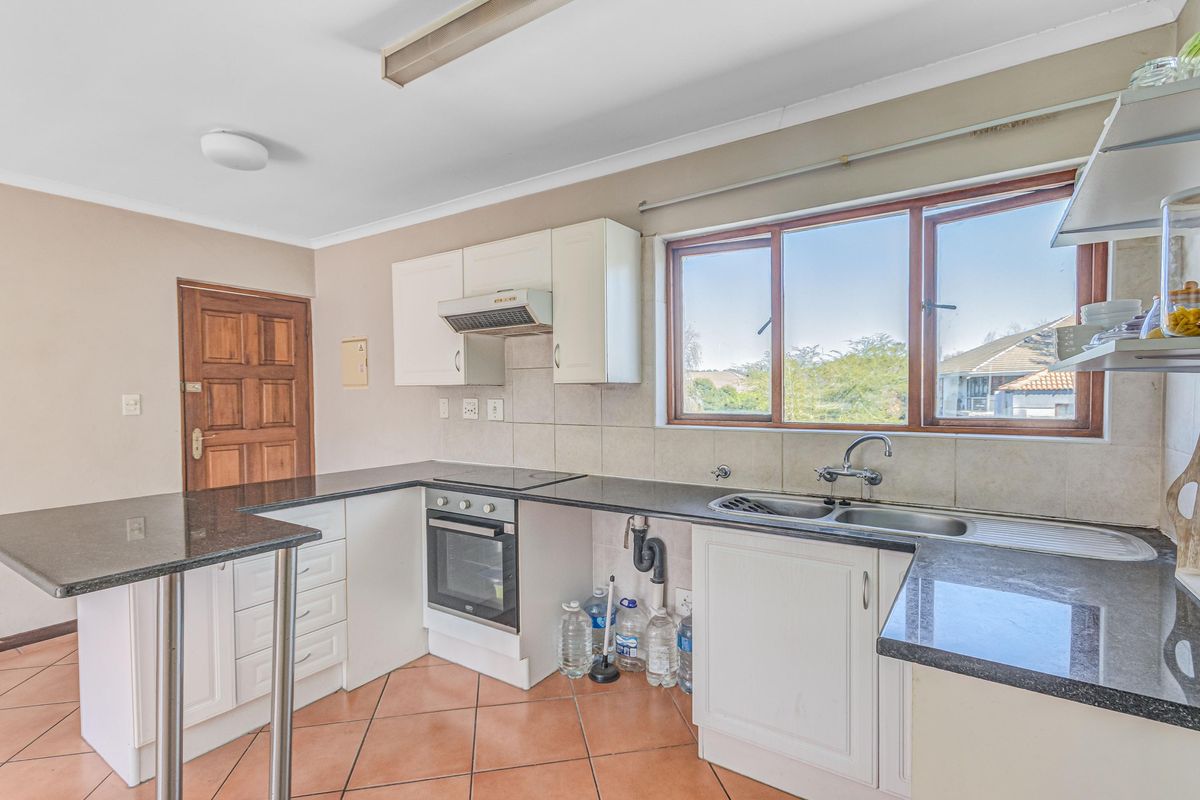 Conveniently located lock up and go 2 bedroom unit - Photo 4