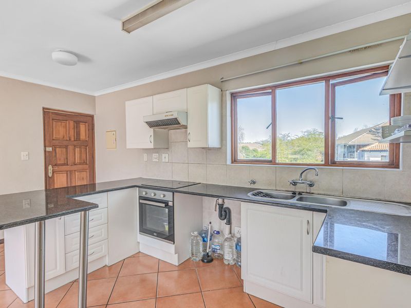 Conveniently located lock up and go 2 bedroom unit - Photo 4