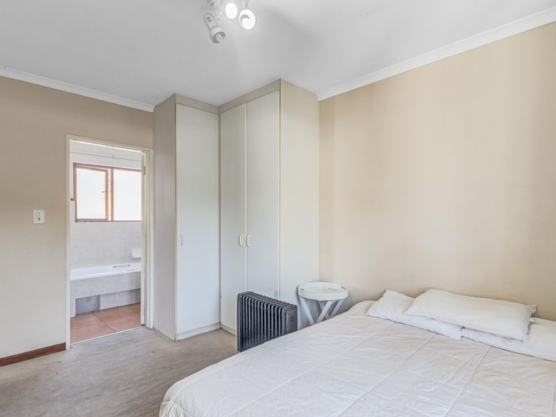 Conveniently located lock up and go 2 bedroom unit - Photo 7