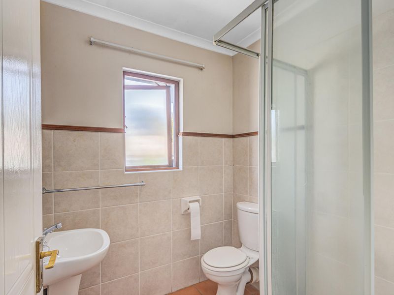 Conveniently located lock up and go 2 bedroom unit - Photo 8