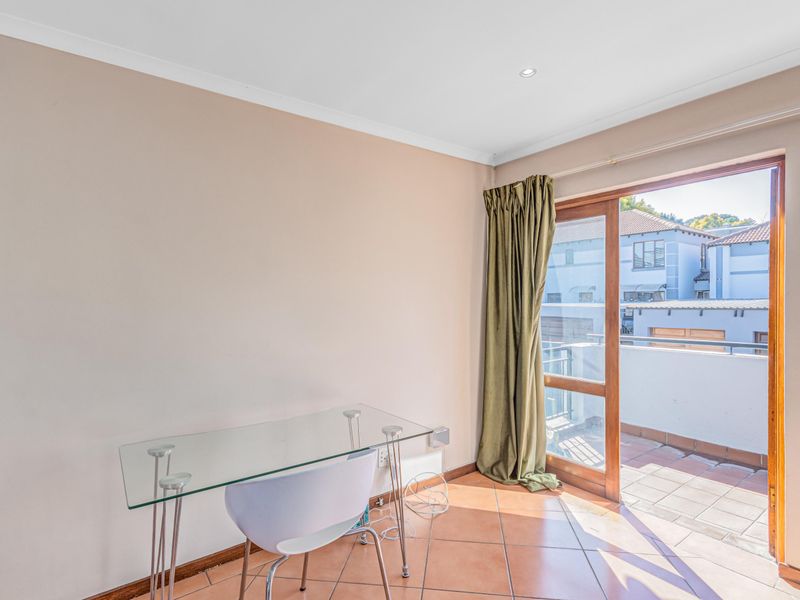 Conveniently located lock up and go 2 bedroom unit - Photo 6