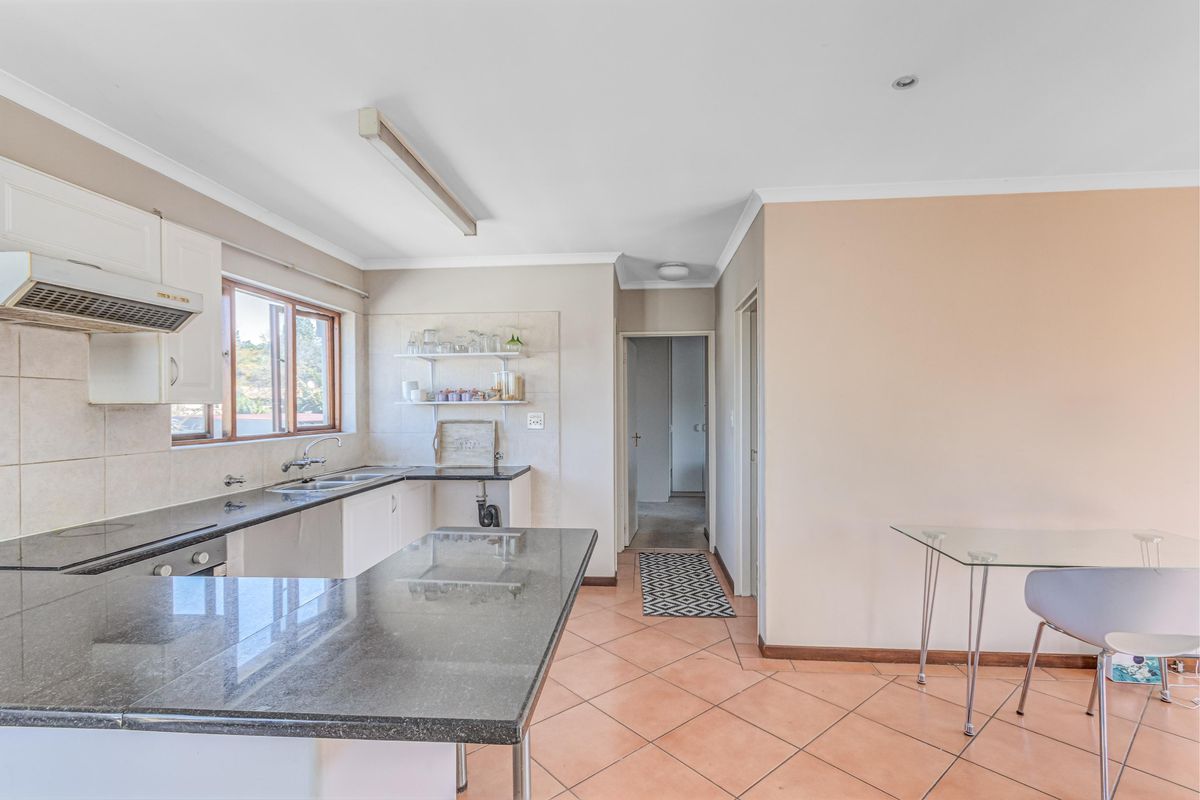 Conveniently located lock up and go 2 bedroom unit - Photo 5