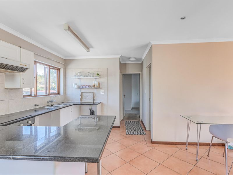 Conveniently located lock up and go 2 bedroom unit - Photo 5