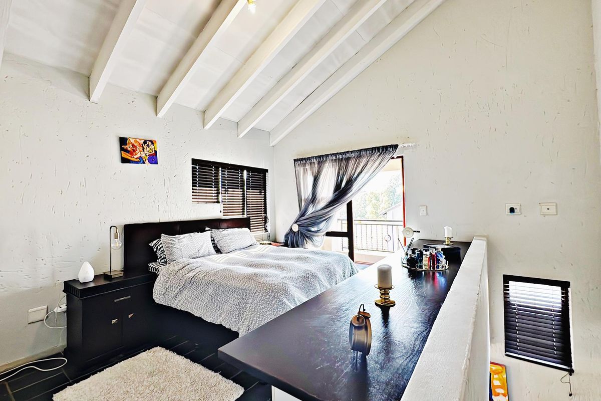 SECLUDED WITH SPECTACULAR SKY VIEWS - FANTASTIC INVESTMENT OPPORTUNITY - Photo 3