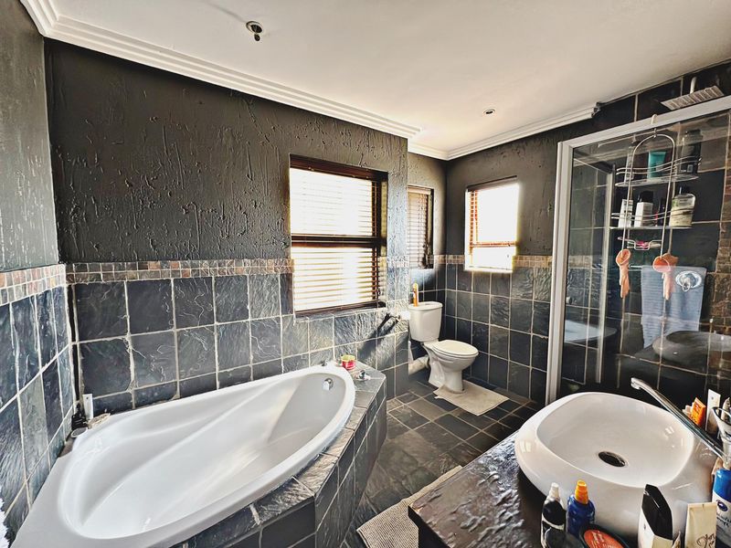 SECLUDED WITH SPECTACULAR SKY VIEWS - FANTASTIC INVESTMENT OPPORTUNITY - Photo 8