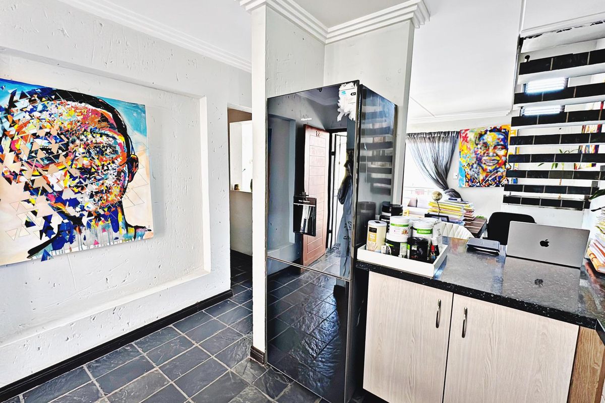 SECLUDED WITH SPECTACULAR SKY VIEWS - FANTASTIC INVESTMENT OPPORTUNITY - Photo 4