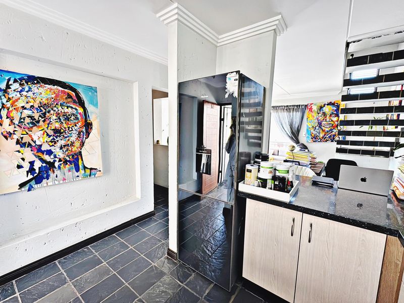 SECLUDED WITH SPECTACULAR SKY VIEWS - FANTASTIC INVESTMENT OPPORTUNITY - Photo 4