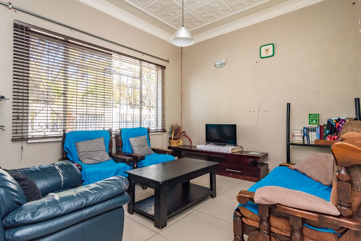 3/4 BEDROOM FAMILY HOME WITH PLAYSCHOOL FACILITIES. **LOCK UP PARKING FOR ±4 VEHICLES** - Photo 5