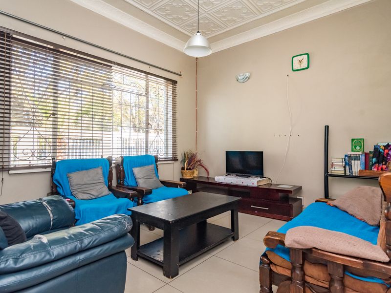 3/4 BEDROOM FAMILY HOME WITH PLAYSCHOOL FACILITIES. **LOCK UP PARKING FOR ±4 VEHICLES** - Photo 5