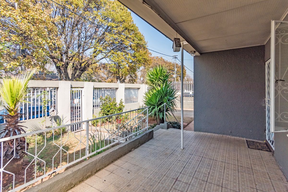 3/4 BEDROOM FAMILY HOME WITH PLAYSCHOOL FACILITIES. **LOCK UP PARKING FOR ±4 VEHICLES** - Photo 3