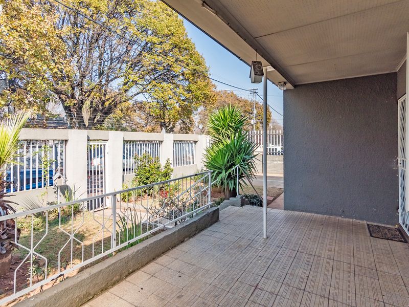 3/4 BEDROOM FAMILY HOME WITH PLAYSCHOOL FACILITIES. **LOCK UP PARKING FOR ±4 VEHICLES** - Photo 3