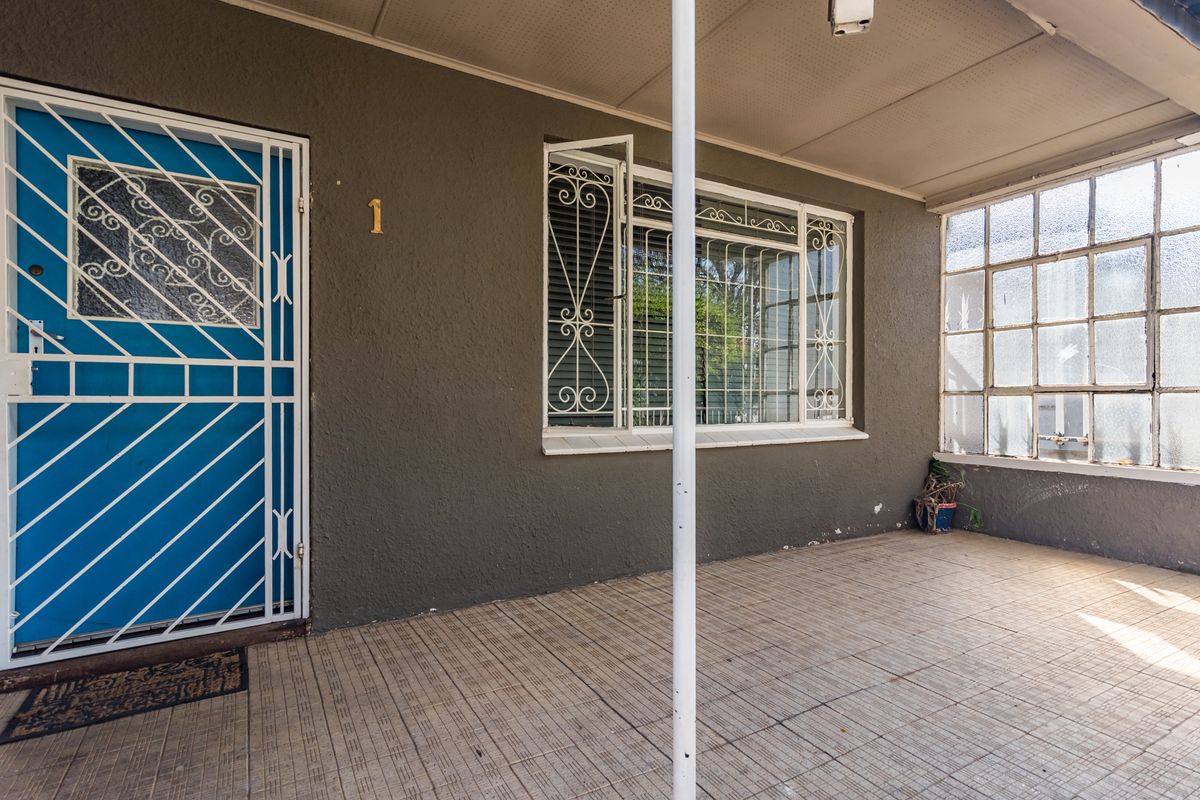 3/4 BEDROOM FAMILY HOME WITH PLAYSCHOOL FACILITIES. **LOCK UP PARKING FOR ±4 VEHICLES** - Photo 4