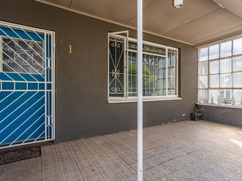 3/4 BEDROOM FAMILY HOME WITH PLAYSCHOOL FACILITIES. **LOCK UP PARKING FOR ±4 VEHICLES** - Photo 4